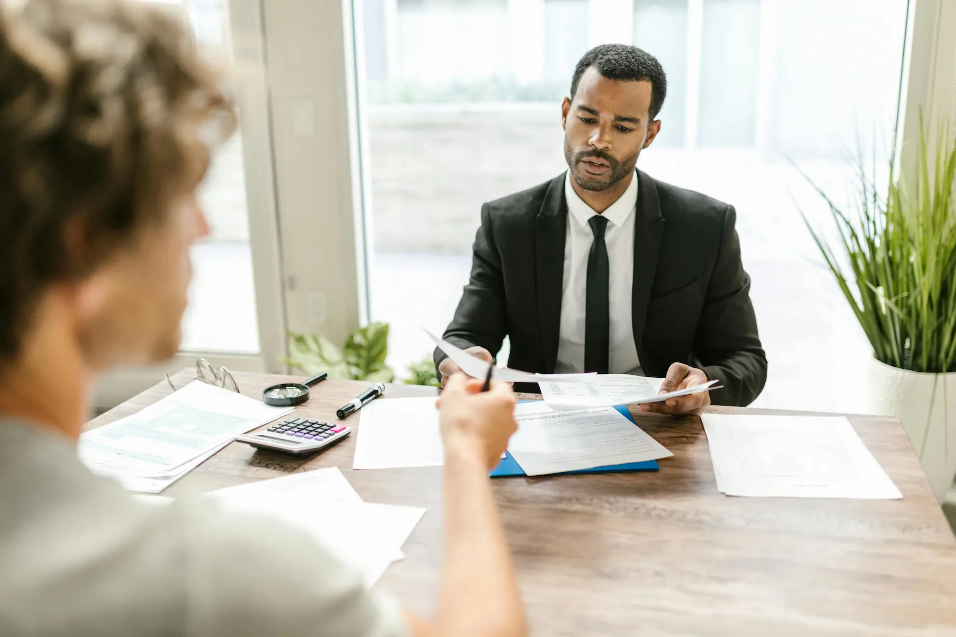 Cadre dirigeant en consultation juridique
