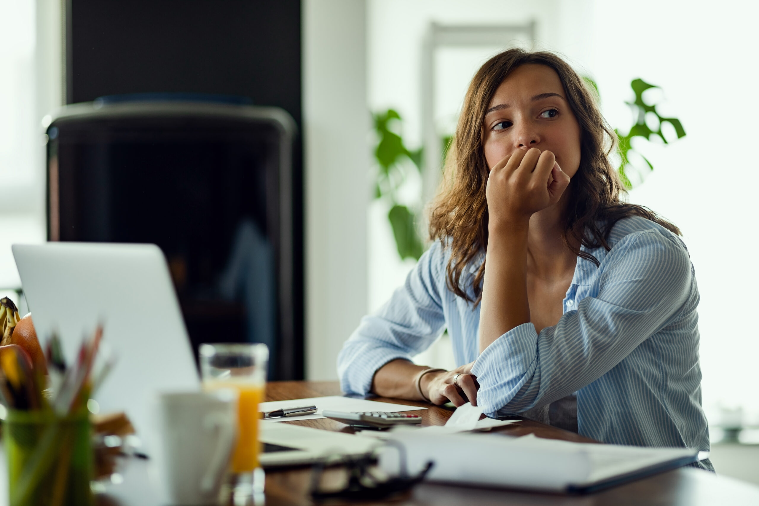 une jeune cadre qui pense à comment préparer sa rupture professionnelle